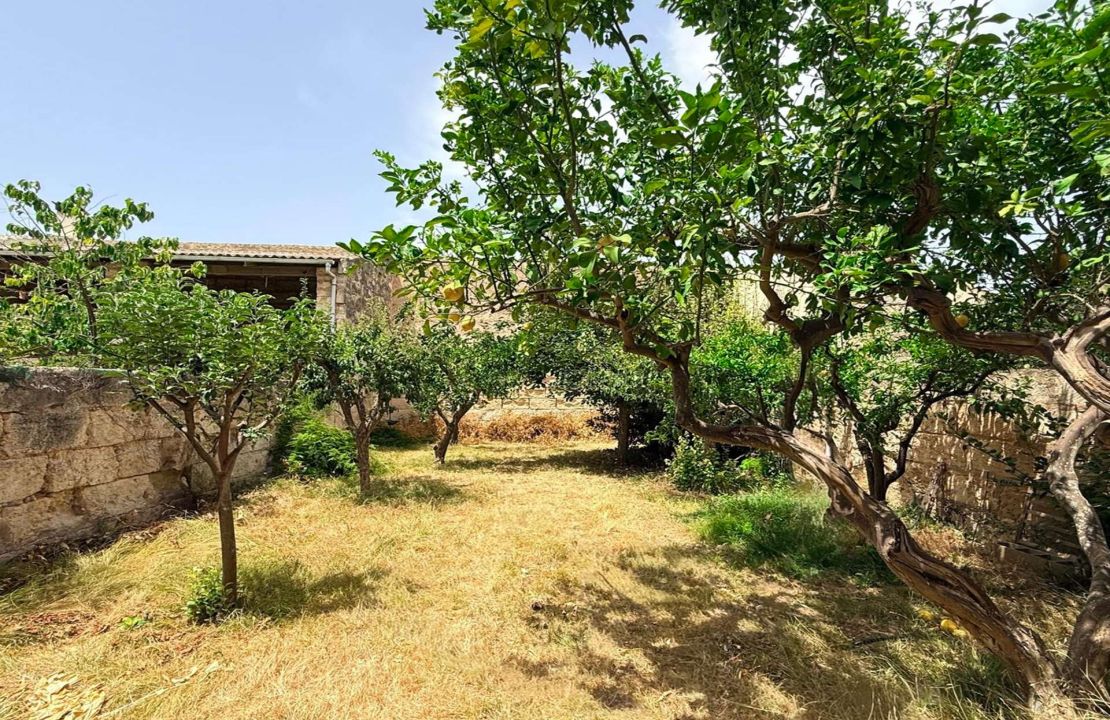 Casa de pueblo con jardín y casa de invitados en Sa Pobla en venta